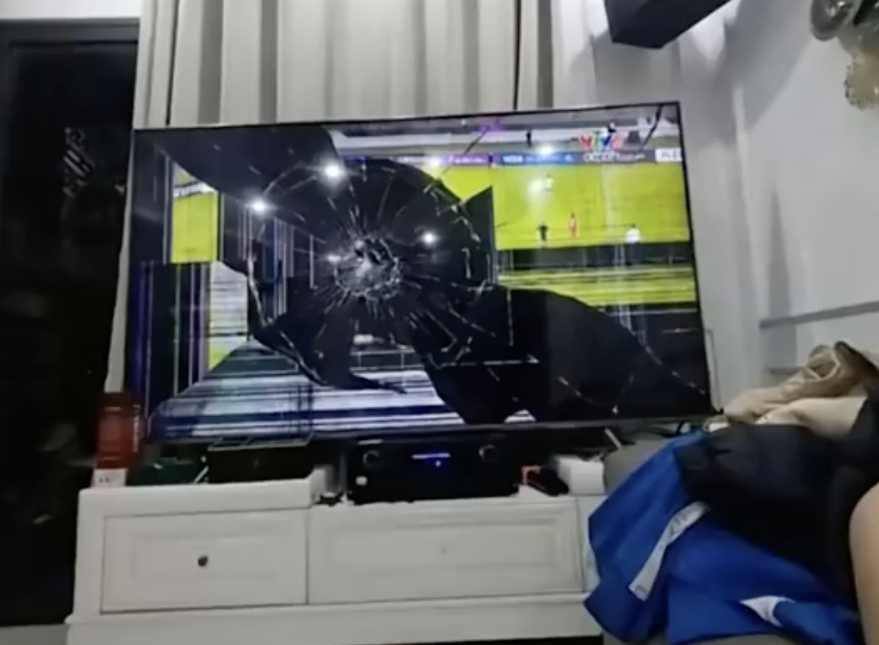 “输得心服口服” 越南博主劝球迷要冷静 镜头一转自己怒砸电视